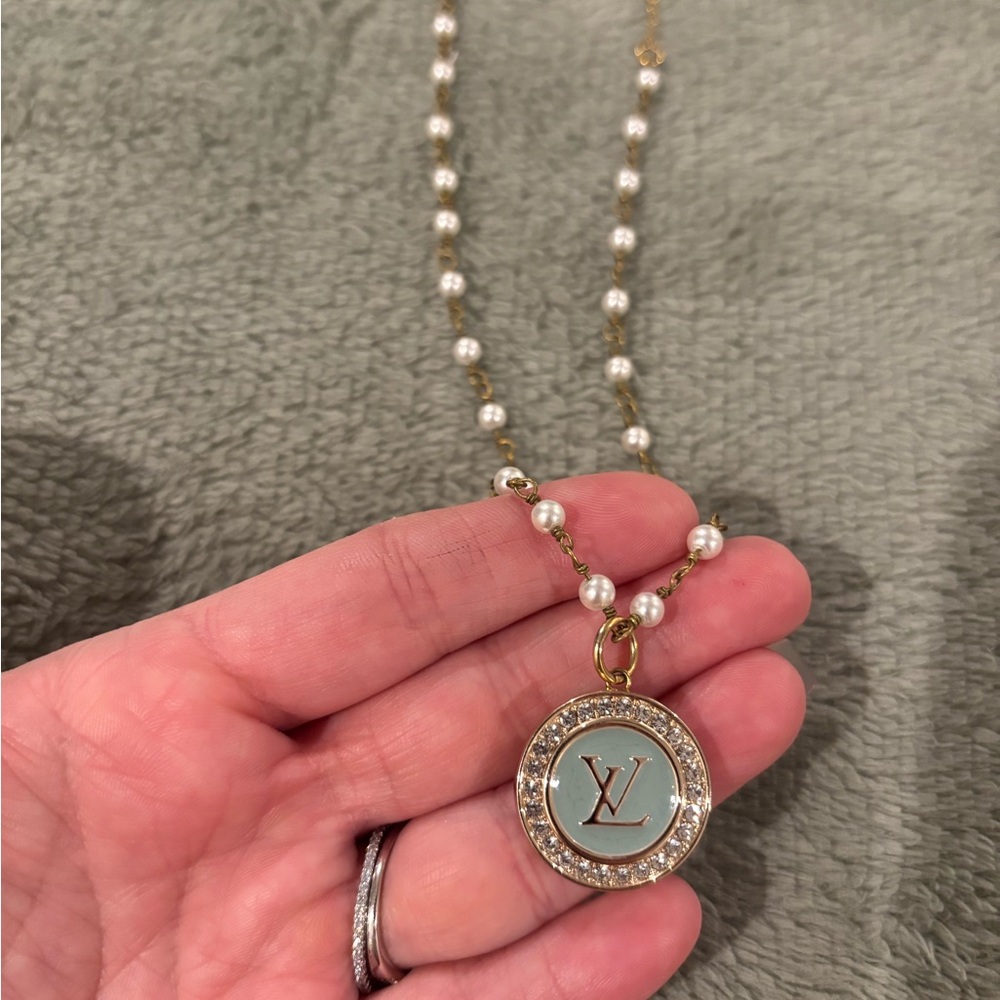 Elegant Gold and Pearl Necklace
